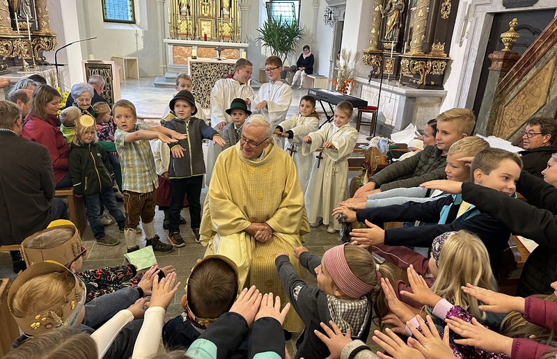 Nachdem die Erntekrone gesegnet wurde überraschten  die Kinder auch unseren Jubilar mit einem besonderen Segen. 