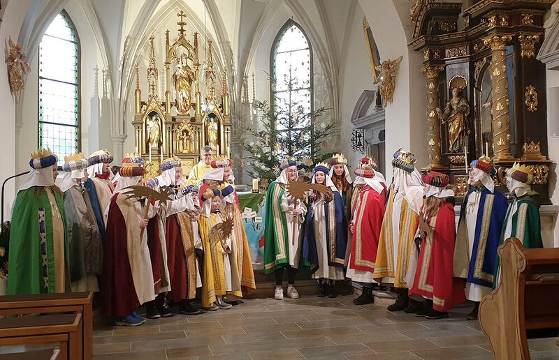 Sternsingergottesdienst am Dreikönigstag / Pfarre Koglhof